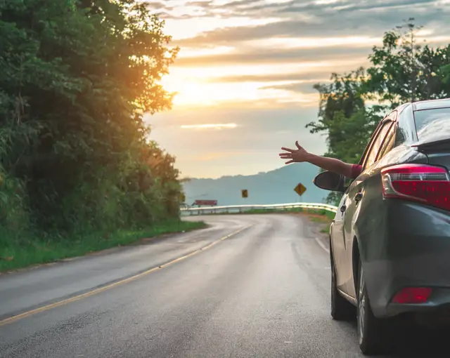 voiture sur la route au coucher de soleil