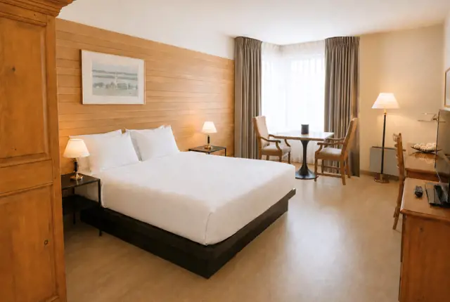 Hôtels Gouverneur Rimouski Confort 1 Tres Grand Lit Chambre Accessible Vue Ensemble Fenetre